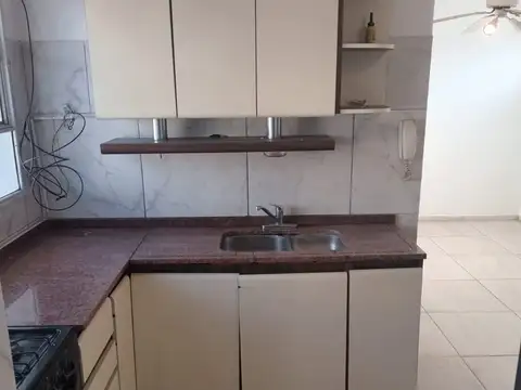 Piso completo de 4 amb de 116 m2 cubiertos mas balcón corrido al frente. 2 baños + baño de servicio