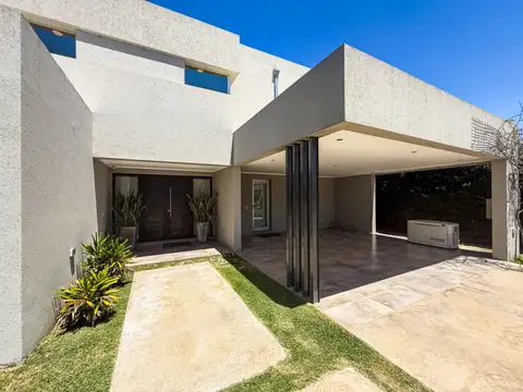 Casa de 4 dormitorios con pileta en venta en Barrio privado San Sebastián