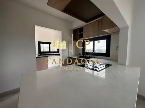 Casa 4 ambientes con 3 baños