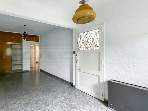 Casa 6 ambientes con 2 baños