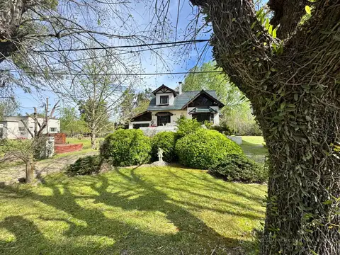 Casa en Alquiler con 2 cocheras