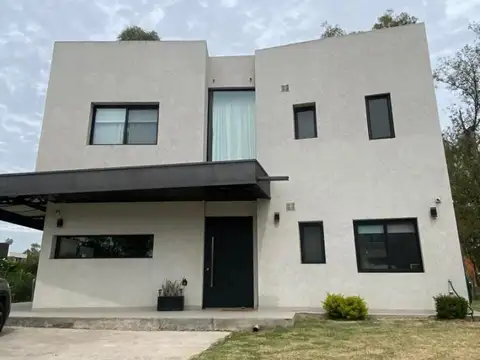 EXCELENTE CASA EN COUNTRY ALVAREZ DEL BOSQUE