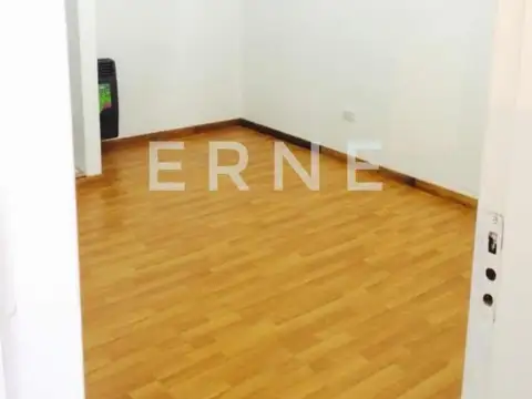 Cochera más casa reciclada a nuevo de 3 ambientes.