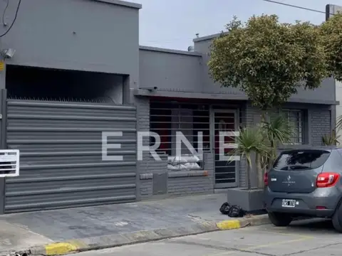 Cochera más casa reciclada a nuevo de 3 ambientes.