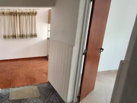 CASA INTERNA EN ALQUILER - ROLDAN