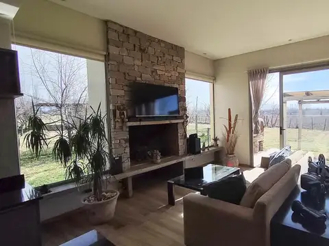 MODERNA CASA CON TERRENO EN VENTA TUNUYAN