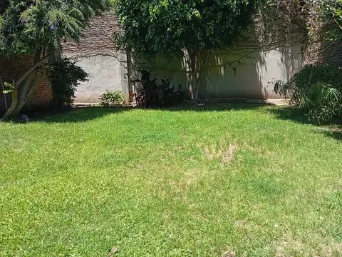Casa en  Arroyito con amplio jardín y potencial de expansión