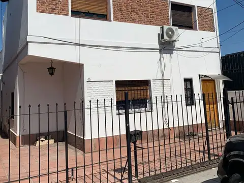 CASA MULTIFAMILIAR O GRAN LOTE EN CASTELAR N