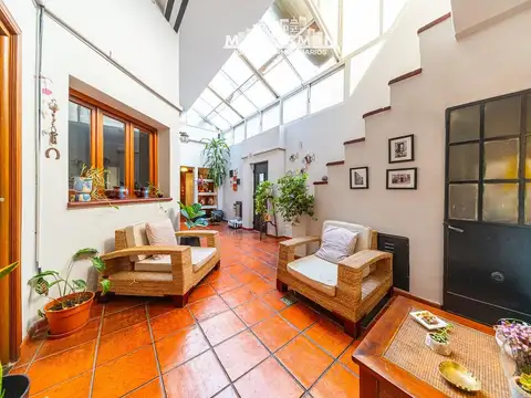 Casa 8 ambientes con 2 baños