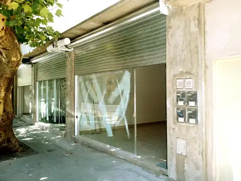 LOCAL 35 M2 CON BAÑO, VIDRIERA Y PERSIANA AUTOMATICA. ITALIA 126 AVELLANEDA