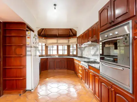 Casa 6 ambientes con 2 baños