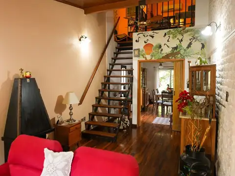 Casa 8 ambientes con 2 baños