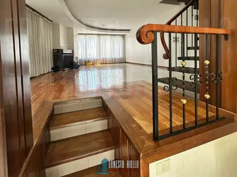 VENTA DE HERMOSA CASA SOBRE LOTE DE 8.66 X 28.40 M, 6 AMBIENTES. CON GARAJE, QUINCHO, JARDÍN AL FRENTE Y FONDO.