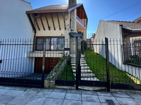 VENTA DE HERMOSA CASA SOBRE LOTE DE 8.66 X 28.40 M, 6 AMBIENTES. CON GARAJE, QUINCHO, JARDÍN AL FRENTE Y FONDO.
