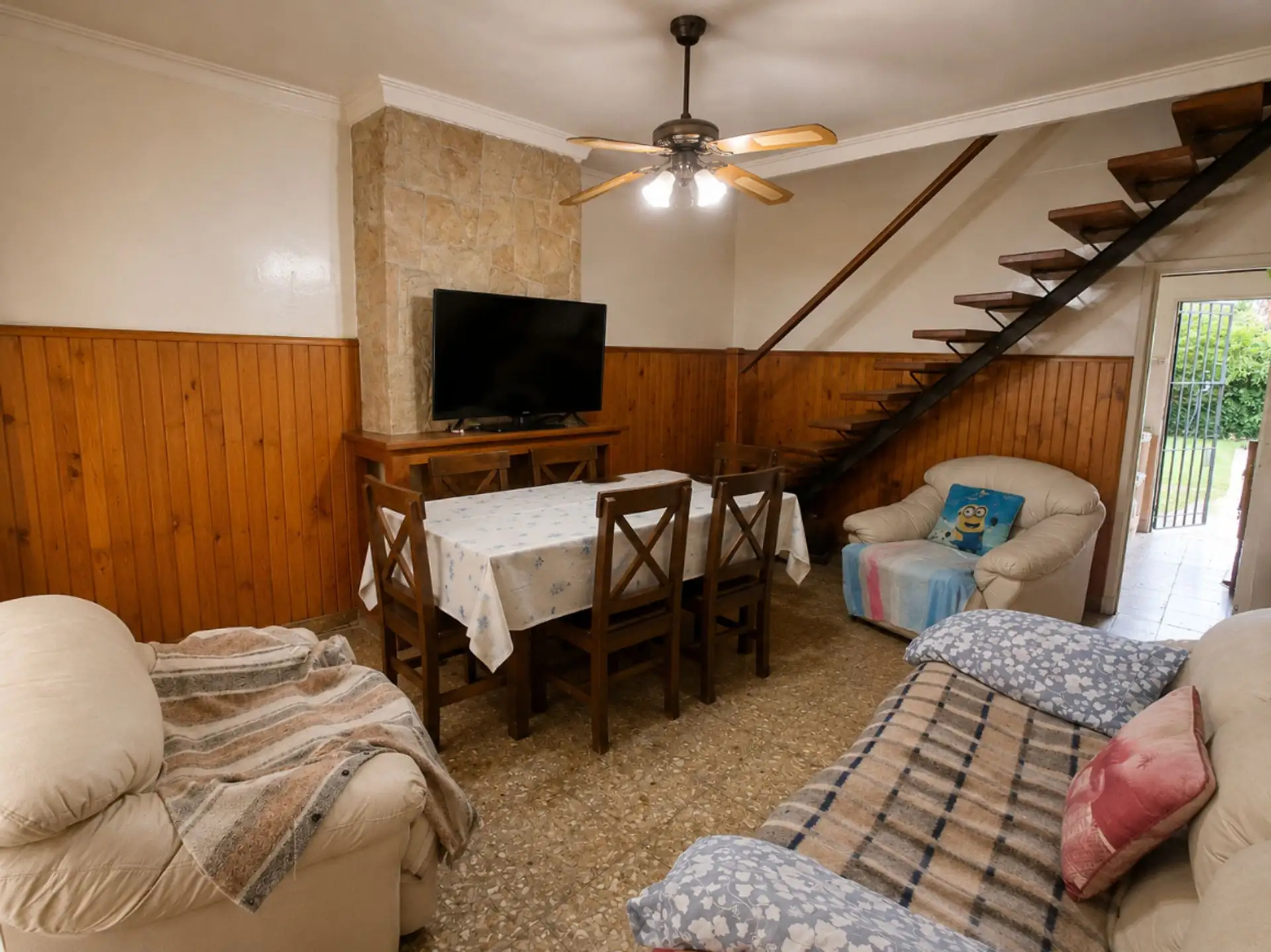 Casa en block sobre lote propio con parque Alfar