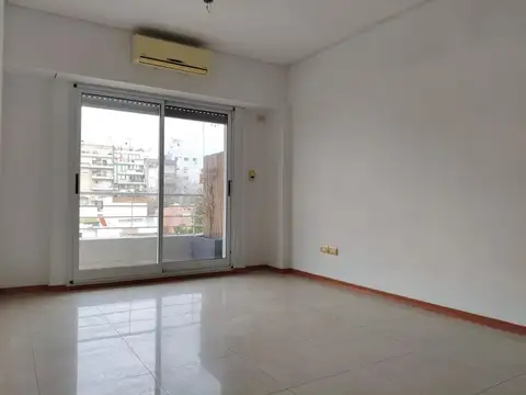 2 AMBIENTES AMPLIOS. BALCÓN. NUEVO. COCHERA. SUBTE.