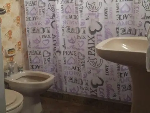 Casa 6 ambientes con 1 baño