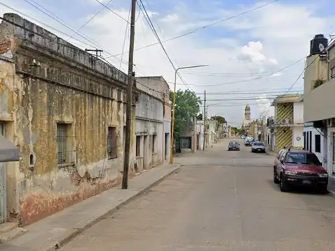 Casa para reciclar. Lote11.65 de frente a metros de plaza.