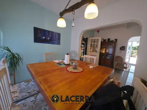 Hermosa casa de 2 plantas con jardín, cochera 3 autos y 3 dormitorios (copia)