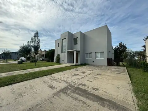 Casa en Venta con 4 cocheras
