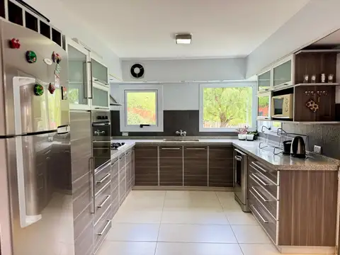 Casa 11 ambientes con 3 baños
