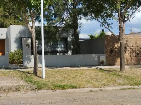 VENTA Casa de 3 dormitorios, cochera, parque y pileta. Piñero