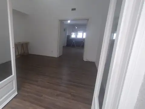 amplio 2 amb. con patio cubierto