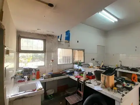 Olivos - Sólida propiedad con Local en P.Baja, jardín, Garaje y Dpto. en P.Alta.