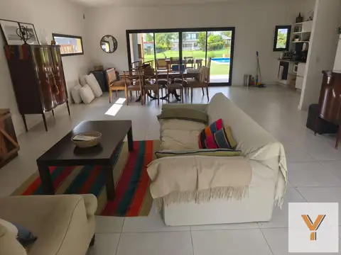 Casa 5 ambientes con 2 baños