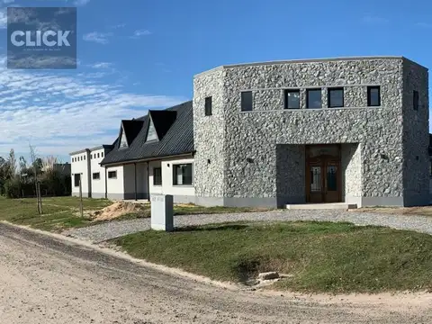 Casa en Venta con 6 cocheras