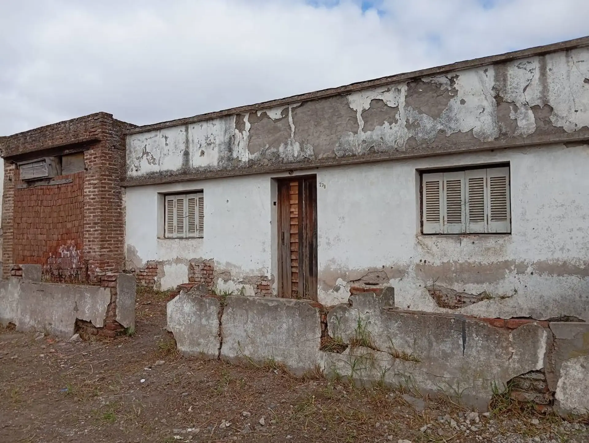 LOTE EN VENTA CON CONSTRUCCION A RECICLAR, BCE