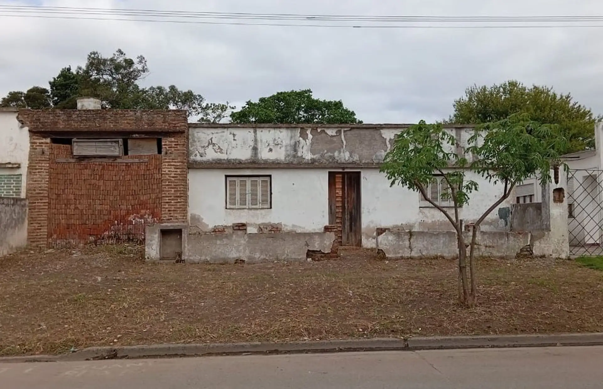 LOTE EN VENTA CON CONSTRUCCION A RECICLAR, BCE