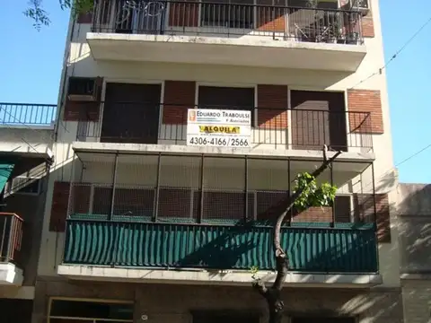 departamento de 3 ambientes al frente con balcon.-