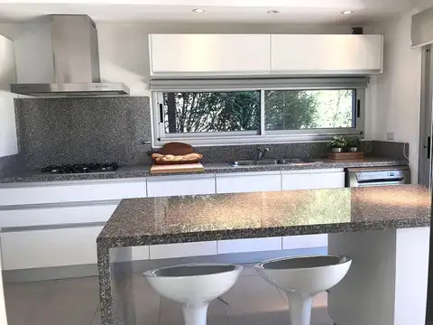 Casa 5 ambientes con 3 baños