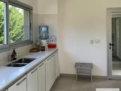 Casa 6 ambientes con 2 baños