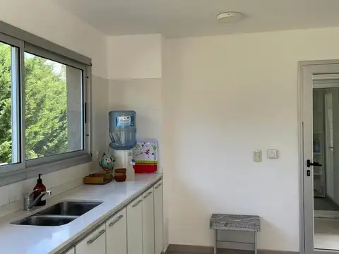 Casa 6 ambientes con 2 baños