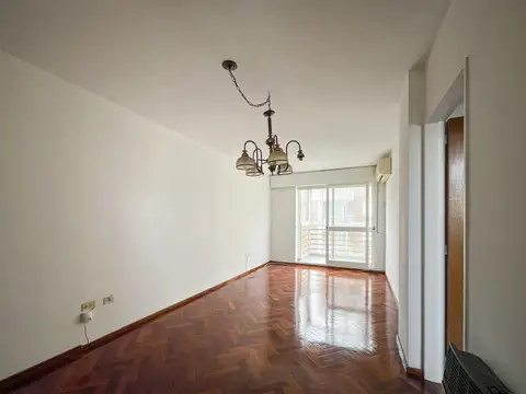 Departamento de 3 dormitorios más comodín y cochera en el Centro