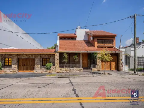 Venta casa 5 ambientes en Villa Lugano, Caba con quincho y pileta climatizada