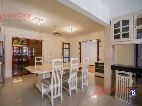 Casa en Venta con 4 cocheras