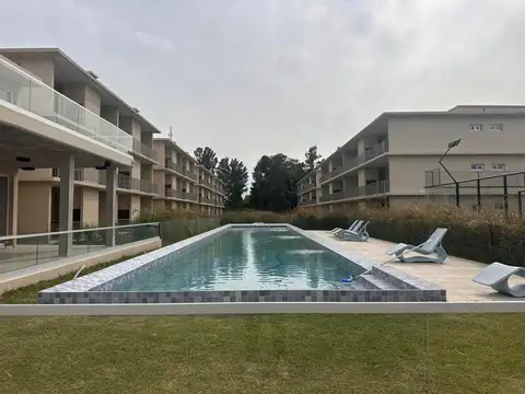DUPLEX TIPO CASA CON JARDIN  PILAR FINANCIADO