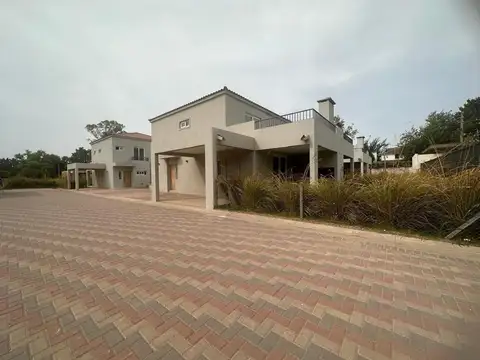 DUPLEX TIPO CASA CON JARDIN GALERIA Y PARRILLA PILAR