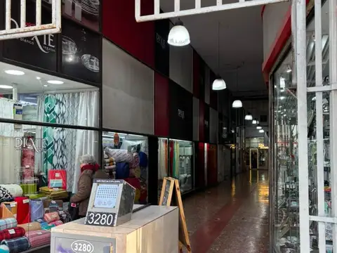 Local en GALERIA con BAÑO PROPIO - Luro e Independencia