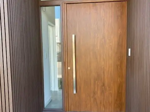 Casa en Alquiler con 3 cocheras