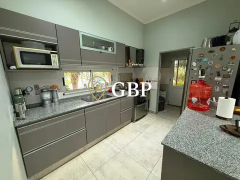 Casa 4 ambientes con 2 baños