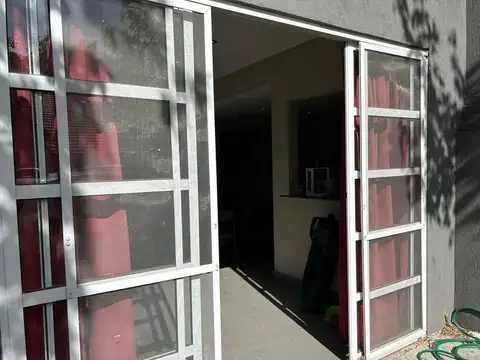 Venta - Casa 4 ambientes con cochera y Parrilla-Moreno - acepta permuta