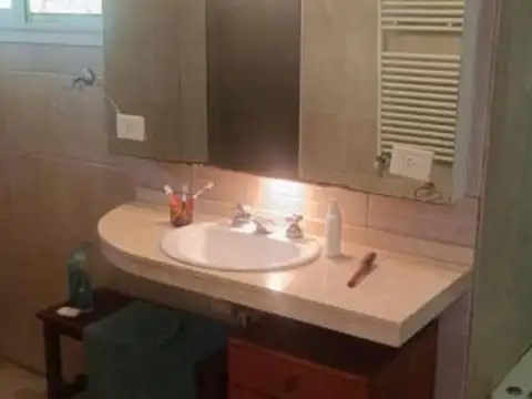 Casa en Alquiler con 2 cocheras