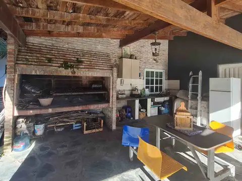 CASA EN VENTA. B EL TATO. GRAN LOTE. PERMUTA.