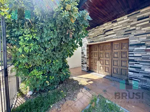 Casa en Venta con 2 cocheras