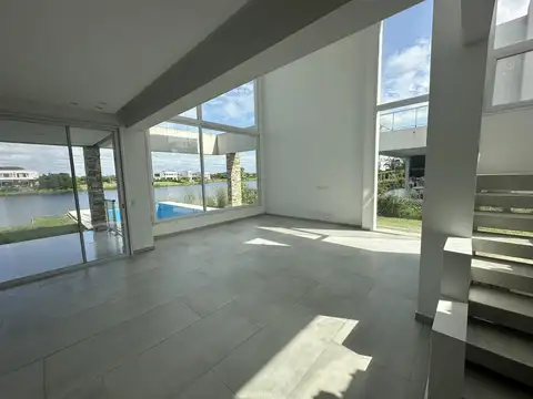 Casa 6 ambientes con 3 baños