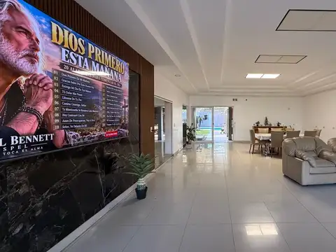 Casa en Venta con 3 cocheras